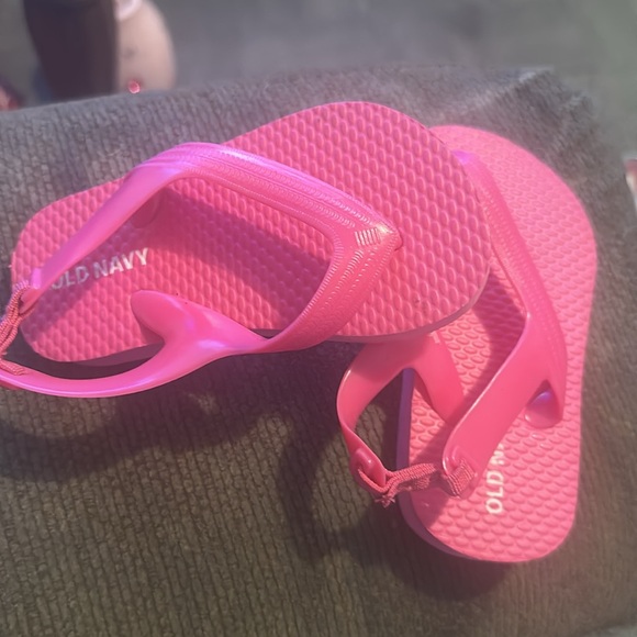 Old Navy Sandals NEVER BEEN WORN ! Size 5 - Picture 2 of 4